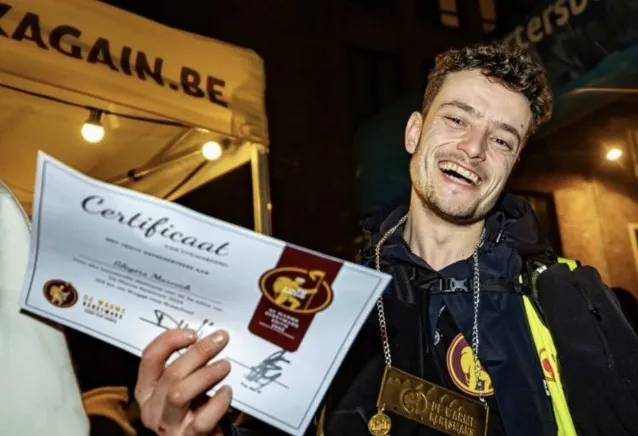 Marnick met zijn certificaat na afloop van De Kerstmars